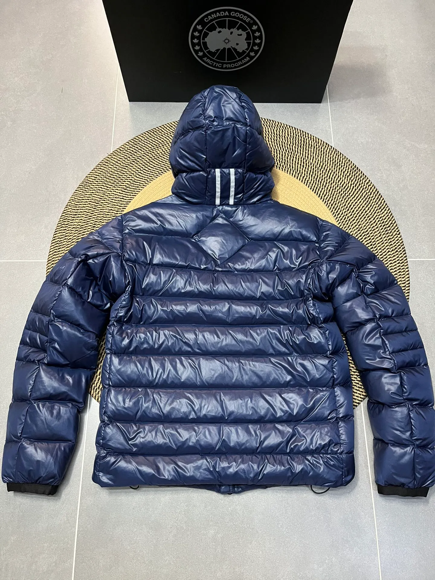 P860 Top 🔥purchase version 𝘾𝘼𝙉𝘼𝘿𝘼 𝙂𝙊𝙊𝙎𝙀/Canada Goose 2227 thin and light model. It’s super lightweight and doesn’t feel any weight on your upper body at all! Show more temperament‼  Canada Goose, a Canadian brand, has always been recognized as the warmest down jacket. Various Instagram celebrities, Internet celebrities, and celebrities often wear it for street photos. I make Canada Goose every year, but I still can’t get rid of my love for the goose. No matter how cold the winter is, there is no need to be afraid. Canada Goose is the legendary warmest down jacket and is known as a must-have for Arctic outdoor sports! The most popular down jacket in the world, celebrities are rushing to buy it, it is a must-have! Size: S-2XL Color: silver gray (red label) silver gray (black label), black (red label), black (black label), dark blue